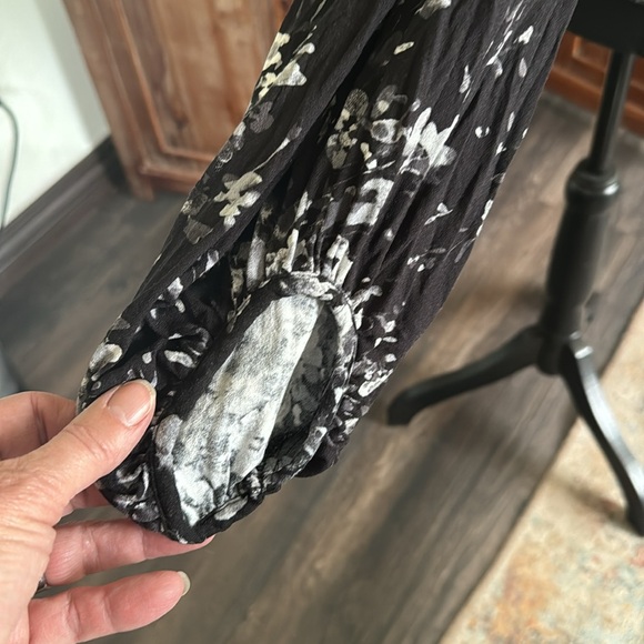 Black gray and white floral top - Picture 3 of 4